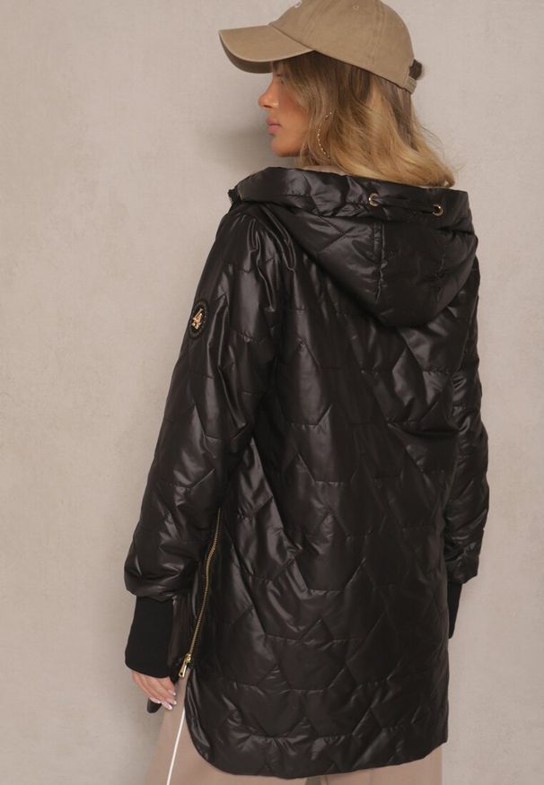 Renee - Czarna Kurtka z Pikowanymi Przeszyciami i Kapturem Zdobiona Suwakami Nusianiela. Okazja: na co dzień. Kolor: czarny. Materiał: jeans. Wzór: aplikacja. Styl: klasyczny, elegancki, casual