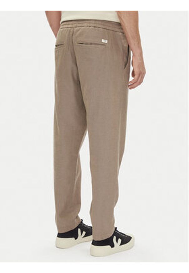 Mustang Spodnie materiałowe Milano 1016330 Szary Tapered Fit. Kolor: zielony. Materiał: bawełna