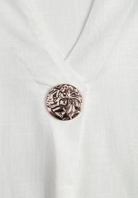 Born2be - Biała Nietoperzowa Bluzka z Krótkim Rękawem z Lnem i Wiskozą Isirtila. Okazja: na co dzień, do pracy. Kolor: biały. Materiał: wiskoza, len. Długość rękawa: krótki rękaw. Długość: krótkie. Sezon: lato. Styl: casual, klasyczny, elegancki #5