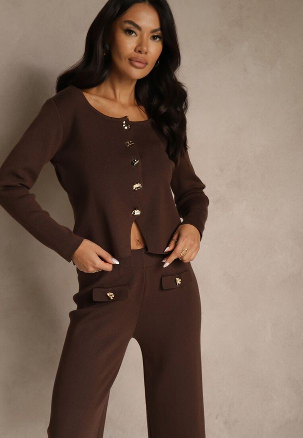 Renee - Brązowy Elegancki Komplet z Dzianiny z Wiskozą Kardigan i Spodnie Delinavea. Kolor: brązowy. Materiał: dzianina, wiskoza. Wzór: aplikacja