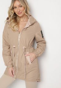 Born2be - Ciemnobeżowa Kurtka Parka z Kapturem i Ściągaczem w Pasie Sizana. Okazja: na spacer, na co dzień. Typ kołnierza: kaptur. Kolor: beżowy. Materiał: jeans. Styl: klasyczny, casual, elegancki #1
