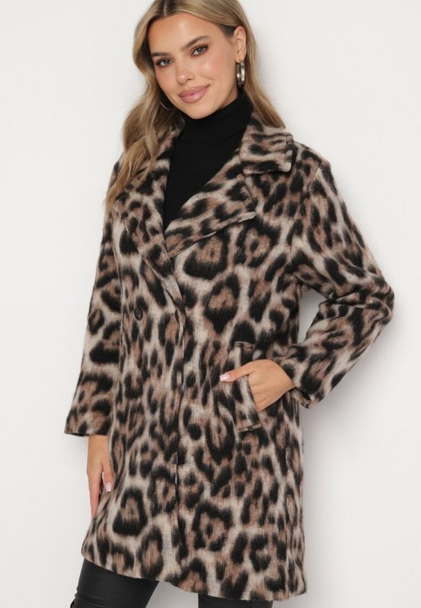 Born2be - Brązowy Dwurzędowy Płaszcz w Panterkę z Wsuwanymi Kieszeniami Niathriel. Okazja: na co dzień. Kolor: brązowy. Długość rękawa: długi rękaw. Długość: długie. Wzór: motyw zwierzęcy. Styl: wizytowy, klasyczny, casual