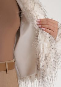 Born2be - Biała Futrzana Kurtka z Cieniowanym Wzorem Tusvella. Okazja: na co dzień. Kolor: biały. Materiał: futro. Styl: klasyczny, casual #5