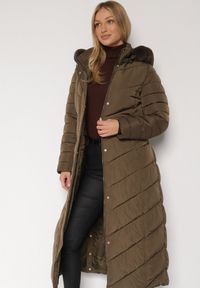 Born2be - Ciemnozielona Długa Kurtka Zimowa z Pikowaniem Paskiem i Kapturem z Futrem Retilma. Kolor: zielony. Materiał: futro. Długość: długie. Sezon: zima. Styl: elegancki #7