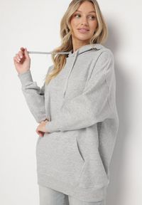 Born2be - Jasnoszara Bluza z Kapturem Dagdere. Typ kołnierza: kaptur. Kolor: szary. Materiał: jeans, dzianina, polar. Długość rękawa: długi rękaw. Długość: długie. Wzór: gładki. Sezon: zima, jesień. Styl: sportowy #5