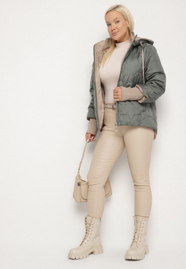 Born2be - Zielona Pikowana Kurtka z Kapturem i Przedłużonym Tyłem Tulunia. Okazja: na spacer. Typ kołnierza: kaptur. Kolekcja: plus size. Kolor: zielony. Materiał: jeans. Wzór: aplikacja. Styl: elegancki