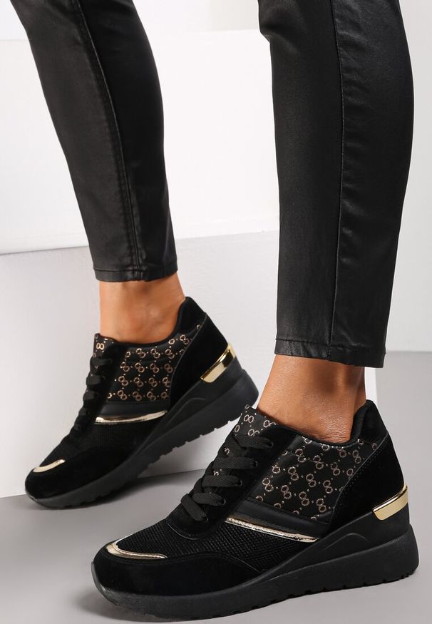 Renee - Czarne Sneakersy Anatachus. Okazja: na co dzień. Wysokość cholewki: przed kostkę. Kolor: czarny. Materiał: materiał. Szerokość cholewki: normalna. Wzór: aplikacja. Obcas: na koturnie