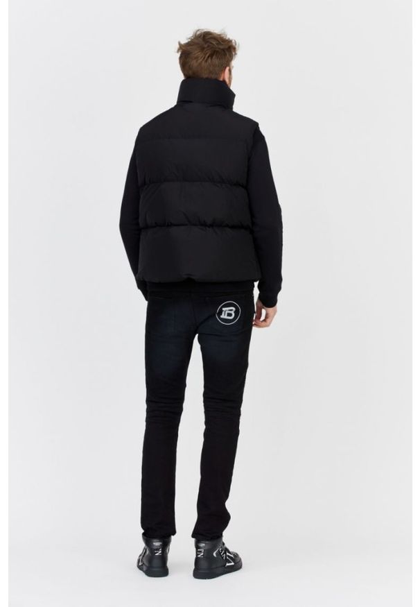 DSQUARED2 Czarny puchowy bezrękawnik z dużym logo. Kolor: czarny. Materiał: puch. Długość rękawa: bez rękawów