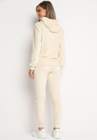 Born2be - Jasnobeżowy Welurowy Komplet Dresowy Bluza z Kapturem Spodnie z Gumką w Talii Ilseria. Kolor: beżowy. Materiał: welur, dresówka #6