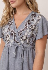Born2be - Niebieska Kopertowa Sukienka z Wiskozy Zdobiona Haftem i Wiązanym Paskiem Tasenea. Okazja: na co dzień. Kolekcja: plus size. Kolor: niebieski. Materiał: wiskoza. Wzór: aplikacja, haft. Sezon: lato. Typ sukienki: kopertowe. Styl: elegancki, casual, boho #3