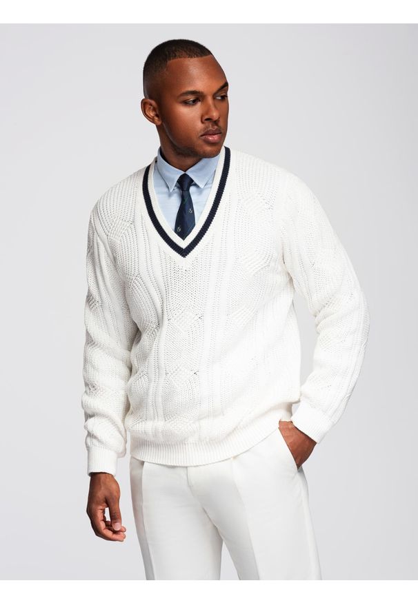 Ombre Clothing - Sweter męski o splocie warkoczowym z dekoltem w serek - biały V1 - Rozmiar: L. Okazja: na co dzień. Typ kołnierza: dekolt w serek. Kolor: biały. Materiał: dzianina, bawełna. Wzór: ze splotem. Styl: klasyczny, casual, elegancki, sportowy