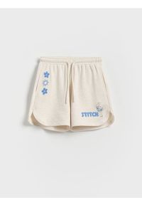 Reserved - Szorty Lilo i Stitch - beżowy. Kolor: beżowy. Materiał: bawełna #1
