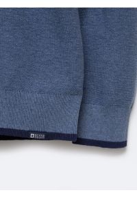 Big-Star - Sweter męski z półgolfem i krótkim zamkiem niebieski Samsonis 402. Okazja: na co dzień. Typ kołnierza: kołnierzyk stójkowy. Kolor: niebieski. Materiał: bawełna. Długość: krótkie. Wzór: ze splotem. Styl: sportowy, klasyczny, casual