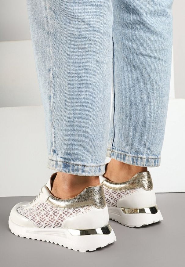 Born2be - Białe Ażurowe Sneakersy Ozdobione Metalicznymi Wstawkami Sdivane. Okazja: na co dzień. Kolor: biały. Materiał: jeans. Wzór: ażurowy, aplikacja. Obcas: na płaskiej podeszwie