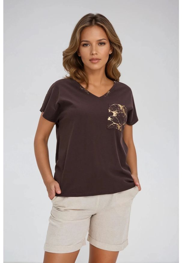 MOODO - Bawełniany t-shirt z ozdobną kieszenią brązowy. Kolor: brązowy. Materiał: bawełna