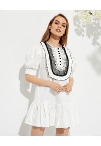 SELF PORTRAIT - Biała sukienka mini. Typ kołnierza: z żabotem. Kolor: biały. Materiał: bawełna, koronka. Wzór: aplikacja, koronka. Długość: mini