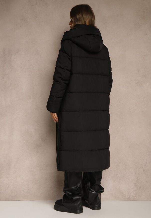 Renee - Czarna Kurtka z Kapturem o Długim Kroju Ozdobiona Pikowaniem Acaltee. Okazja: na co dzień. Typ kołnierza: kaptur. Kolekcja: plus size. Kolor: czarny. Długość: długie. Wzór: aplikacja. Sezon: zima. Styl: casual, elegancki