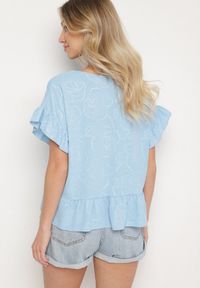 Born2be - Jasnoniebieska Bluzka o Kroju Oversize z Falbanami Livelle. Okazja: na co dzień. Kolor: niebieski. Materiał: jeans. Długość rękawa: krótki rękaw. Długość: krótkie. Styl: casual
