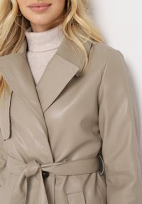 Born2be - Beżowy Dwurzędowy Płaszcz z Imitacji Skóry Kurtka Wiązana w Talii Lepari. Okazja: na co dzień. Kolor: beżowy. Materiał: skóra. Wzór: aplikacja. Sezon: wiosna, jesień. Styl: casual, elegancki, klasyczny #2