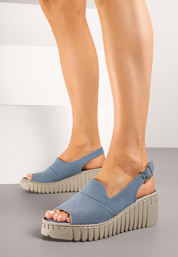 Born2be - Niebieskie Sandały Vices na Koturnie z Tłoczeniem Realivra. Okazja: na co dzień, na imprezę, na spacer. Zapięcie: sprzączka. Kolor: niebieski. Materiał: jeans. Sezon: lato. Obcas: na koturnie. Styl: elegancki, casual