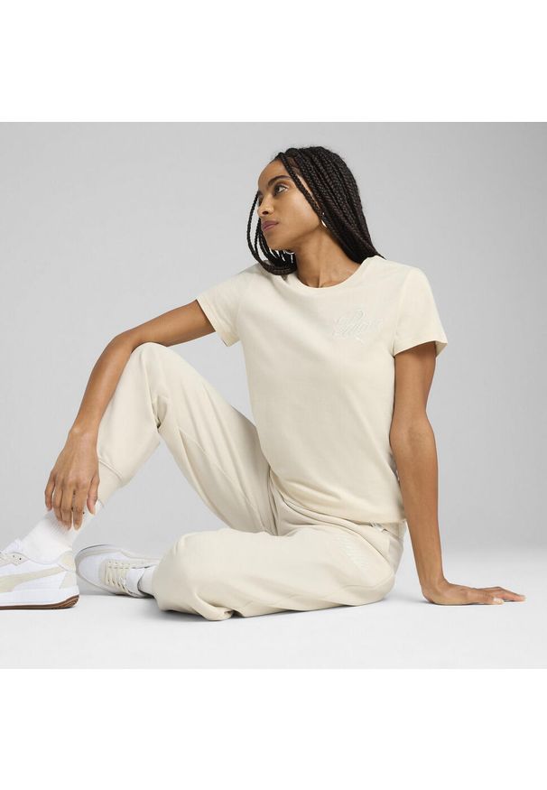Puma - Damska koszulka ESS SCRIPT PUMA. Kolor: beżowy, wielokolorowy, biały. Wzór: haft. Sport: fitness