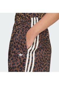 Adidas - adidas Spodnie dresowe Leopard Firebird JW7302 Brązowy Wide Leg. Kolor: brązowy. Materiał: syntetyk #2