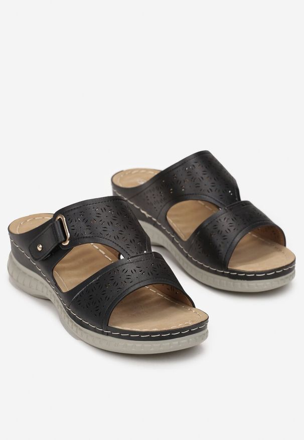 Born2be - Czarne Klapki na Koturnie z Ażurową Cholewką i Odkrytym Noskiem Metha. Kolor: czarny. Wzór: ażurowy. Obcas: na koturnie