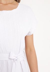 Born2be - Biała Sukienka z Krótkim Rękawem i Materiałowym Paskiem Ellata. Okazja: na co dzień, na spotkanie biznesowe, do pracy. Kolor: biały. Materiał: materiał. Długość rękawa: krótki rękaw. Typ sukienki: proste. Styl: biznesowy, casual #7