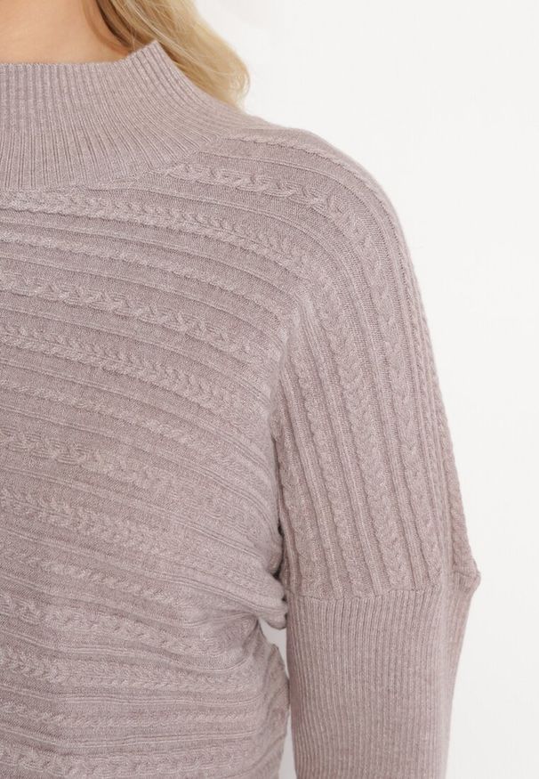 Born2be - Ciemnobeżowy Sweter z Wełną o Asymetrycznym Fasonie z Tłoczeniem Sarositte. Kolor: beżowy. Materiał: wełna