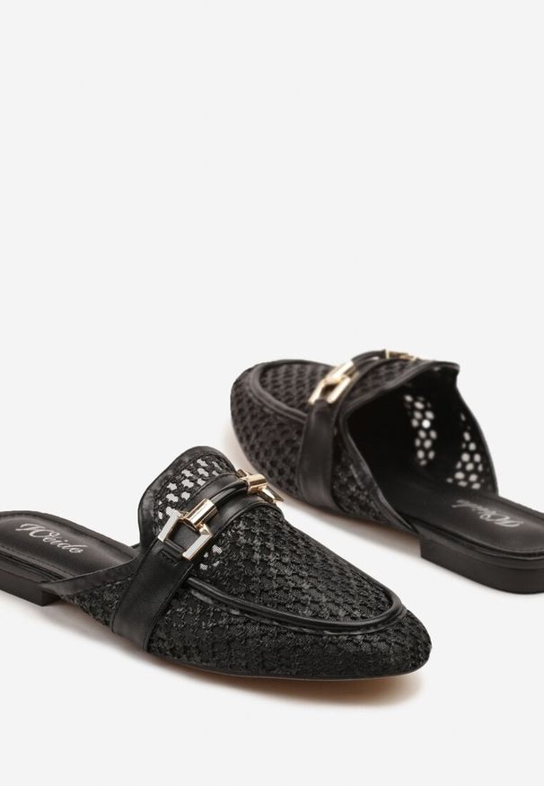 Renee - Czarne Klapki Mule z Ażurowej Siateczki Zdobione Elegancką Aplikacją Isvania. Okazja: na spacer, na co dzień. Kolor: czarny. Materiał: jeans. Wzór: aplikacja, ażurowy. Obcas: na obcasie. Styl: elegancki. Wysokość obcasa: niski