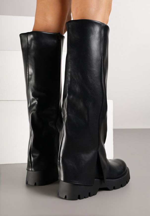 Renee - Czarne Kozaki na Podeszwie ze Żłobieniami z Cholewką Imitującą Nogawkę Rilarresa. Okazja: na co dzień. Wysokość cholewki: przed kolano. Kolor: czarny. Materiał: skóra. Szerokość cholewki: normalna. Styl: casual, elegancki