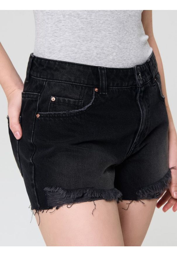 Sinsay - Szorty jeansowe high waist z przetarciami - czarny. Stan: podwyższony. Kolor: czarny. Materiał: jeans