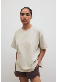 Marsala - T-shirt typu oversize z HAFTEM w kolorze CANNOLIE CREAM - RUST-M/L. Materiał: dzianina, bawełna, elastan. Wzór: haft. Styl: elegancki, klasyczny