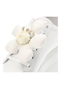 CheBello - Białe Sneakersy Chebello Modne Obuwie Na Platformie. Okazja: na co dzień. Kolor: biały. Materiał: skóra. Wzór: aplikacja. Obcas: na platformie #4