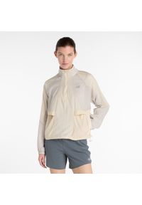 Kurtka damska New Balance WO53206LIN – beżowa. Kolor: beżowy. Materiał: materiał, nylon. Styl: sportowy
