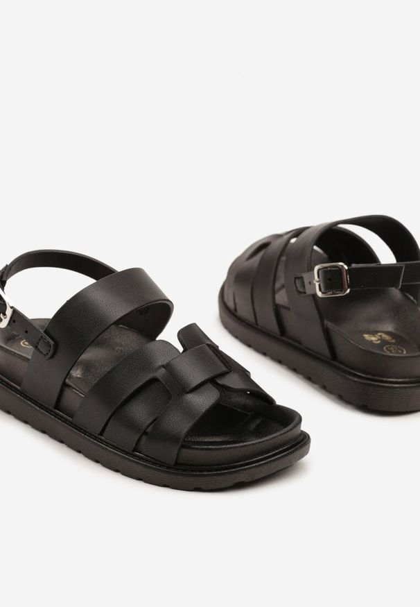 Born2be - Czarne Sandały z Geometryczną Cholewką Mavingia. Okazja: na co dzień. Zapięcie: sprzączka. Kolor: czarny. Wzór: geometria. Styl: casual, elegancki