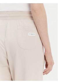 TOMMY HILFIGER - Tommy Hilfiger Spodnie dresowe UW0UW04771 Beżowy Relaxed Fit. Kolor: beżowy. Materiał: dresówka #2