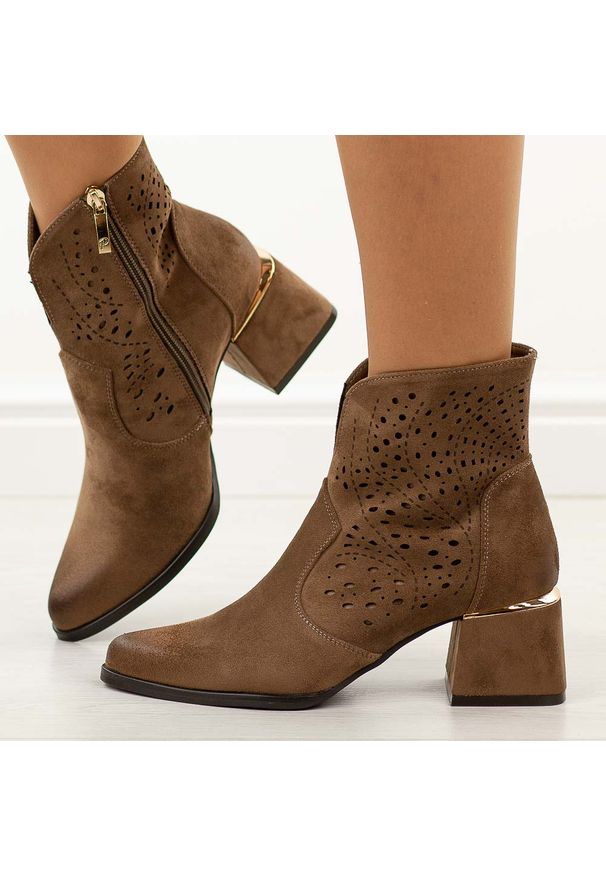POTOCKI - Brązowe ażurowe botki damskie na obcasie Potocki 12357. Okazja: na spacer, na co dzień. Kolor: brązowy. Szerokość cholewki: normalna. Wzór: ażurowy. Materiał: zamsz. Sezon: wiosna, lato. Obcas: na obcasie. Styl: casual, elegancki. Wysokość obcasa: średni