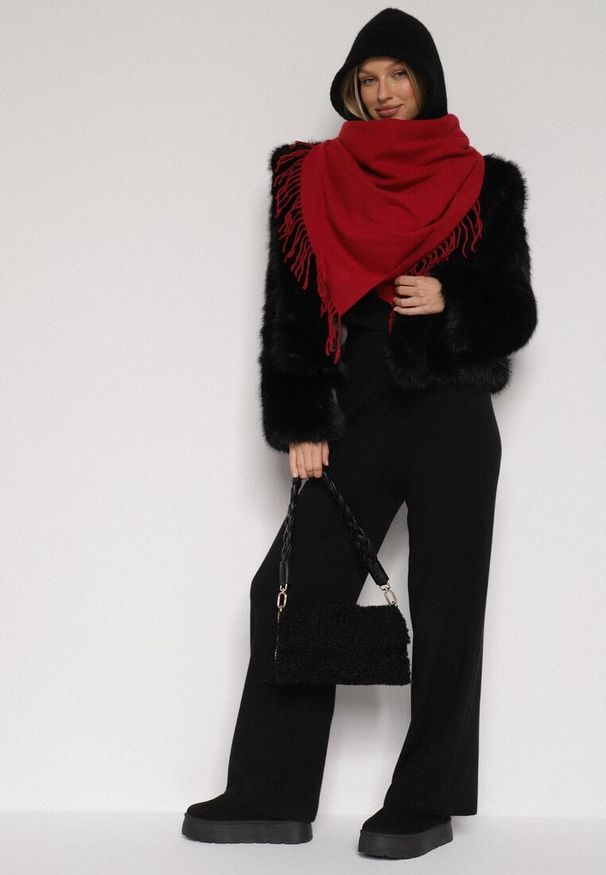 Born2be - Czerwony Gładki Szalik z Frędzlami Vetiela. Okazja: na co dzień. Kolor: czerwony. Materiał: jeans. Wzór: gładki. Sezon: zima, jesień. Styl: casual, elegancki