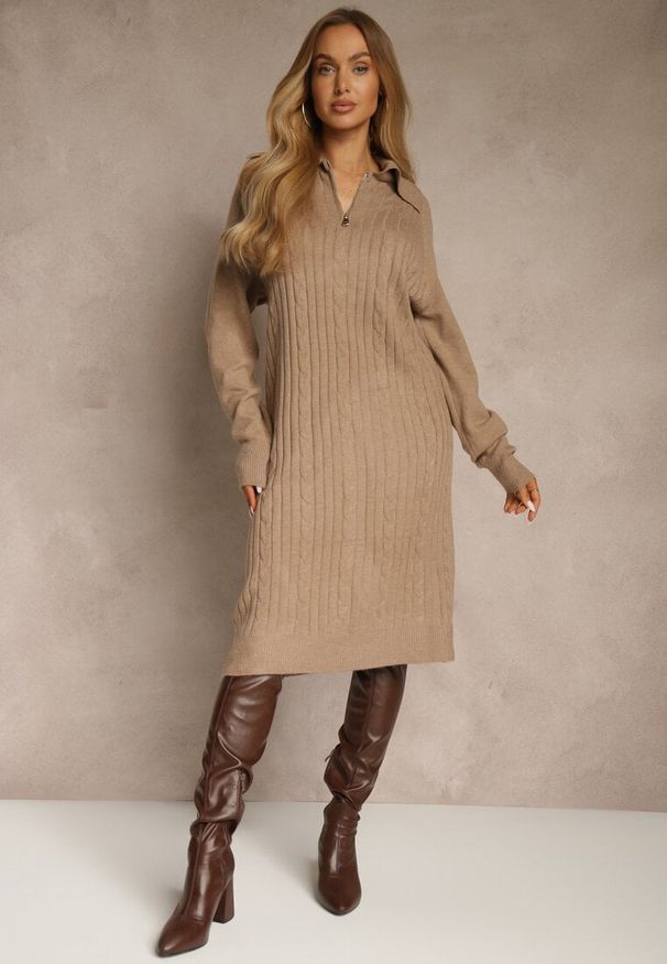 Renee - Beżowa Sweterkowa Sukienka z Bawełną i Wełną Ozdobiona Suwakiem Reinda. Okazja: na co dzień, na imprezę. Kolor: beżowy. Materiał: wełna, bawełna. Wzór: aplikacja. Typ sukienki: proste, oversize. Styl: casual. Długość: midi