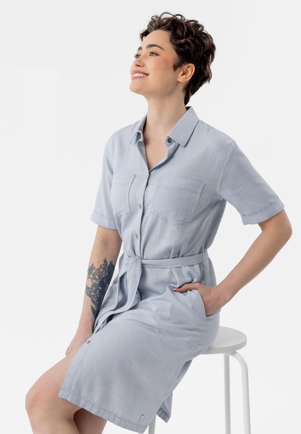 Volcano - G-SALIN. Okazja: na co dzień. Typ kołnierza: kołnierzyk klasyczny. Kolor: niebieski. Materiał: tkanina, włókno, materiał, bawełna, skóra. Długość rękawa: krótki rękaw. Sezon: lato. Typ sukienki: szmizjerki, proste. Styl: casual, klasyczny