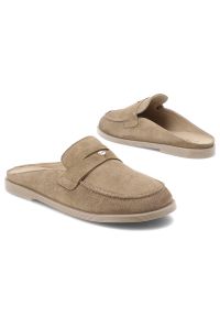 CheBello - Klapki damskie Chebello, welurowa cholewka wsuwany fason otwarta pięta klasyczny mokasynowy krój minimalistyczny design lekka płaska podeszwa, beżow. Nosek buta: otwarty. Kolor: beżowy. Materiał: welur. Obcas: na płaskiej podeszwie. Styl: klasyczny #5