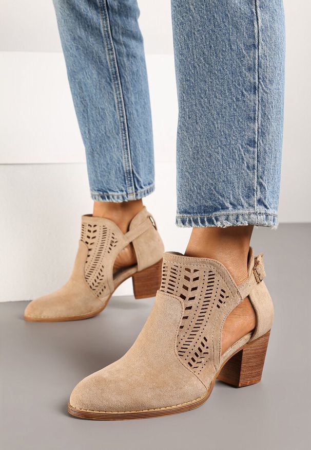 Born2be - Beżowe Botki Kowbojki Vices na Obcasie z Ażurową Cholewką i Wycięciem Dorfedi. Okazja: na co dzień. Kolor: beżowy. Materiał: jeans. Szerokość cholewki: normalna. Wzór: ażurowy. Obcas: na obcasie. Styl: elegancki, casual. Wysokość obcasa: średni