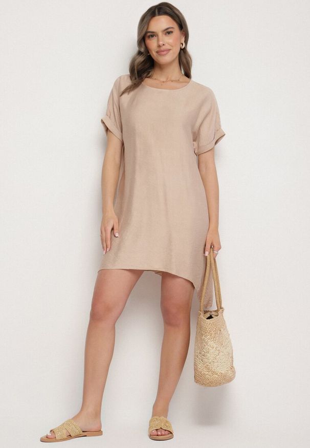Born2be - Beżowa Pudełkowa Sukienka z Asymetrycznym Dołem Iffusa. Okazja: na co dzień. Kolor: beżowy. Długość rękawa: krótki rękaw. Typ sukienki: asymetryczne. Styl: casual