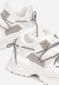 Renee - Białe Sneakersy na Tłoczonej Podeszwie z Oryginalnym Wiązaniem Golia. Kolor: biały. Szerokość cholewki: normalna #5