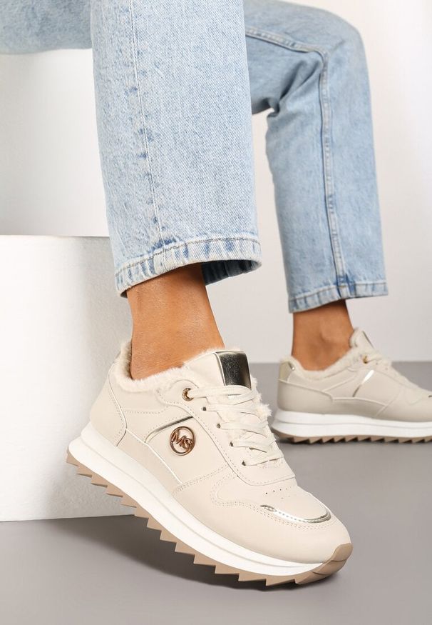 Renee - Beżowe Płaskie Sznurowane Sneakersy Ocieplane Ozdobione Metalicznymi Aplikacjami Delanoria. Zapięcie: sznurówki. Kolor: beżowy. Materiał: jeans. Wzór: aplikacja. Obcas: na obcasie. Wysokość obcasa: niski