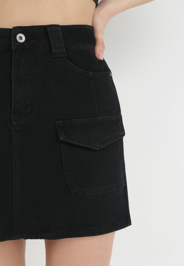 Born2be - Czarna Jeansowa Spódnica Mini z Regularnym Stanem i Kieszeniami z Klapami Denase. Kolor: czarny. Materiał: jeans. Długość: krótkie