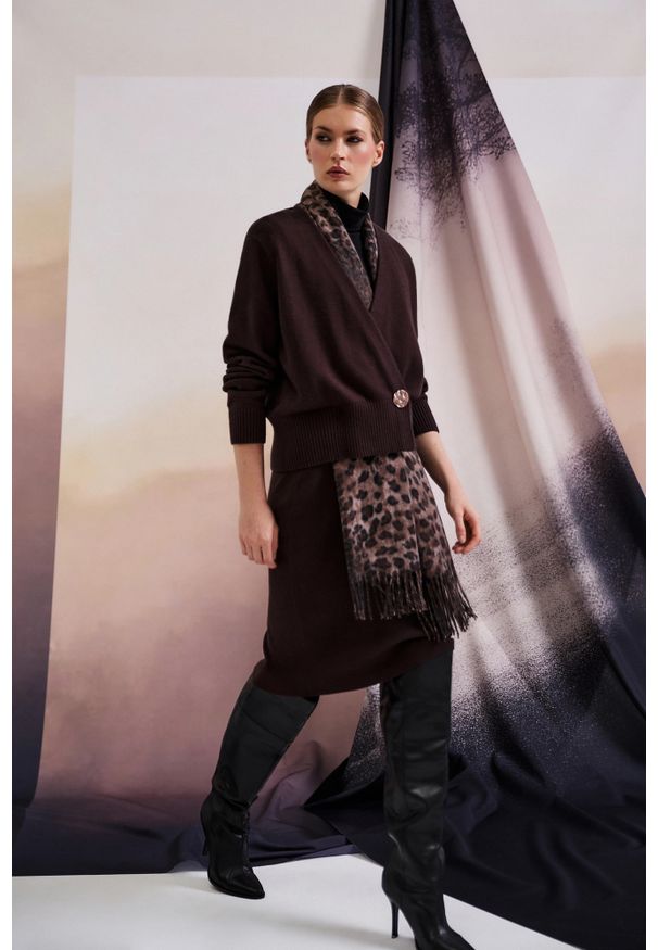 MOODO - Kardigan z ozdobnym guzikiem brązowy. Kolor: brązowy. Materiał: poliamid, poliester, wiskoza