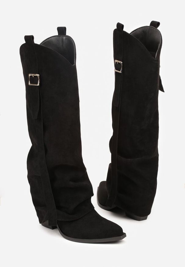 Renee - Czarne Kozaki na Stożku Typu Kowbojki Ozdobione Klamrą i Wywiniętą Cholewką Nalirella. Okazja: na co dzień. Zapięcie: klamry. Kolor: czarny. Szerokość cholewki: normalna. Wzór: aplikacja. Materiał: skóra, jeans. Obcas: na stożku. Styl: casual, elegancki. Wysokość obcasa: średni