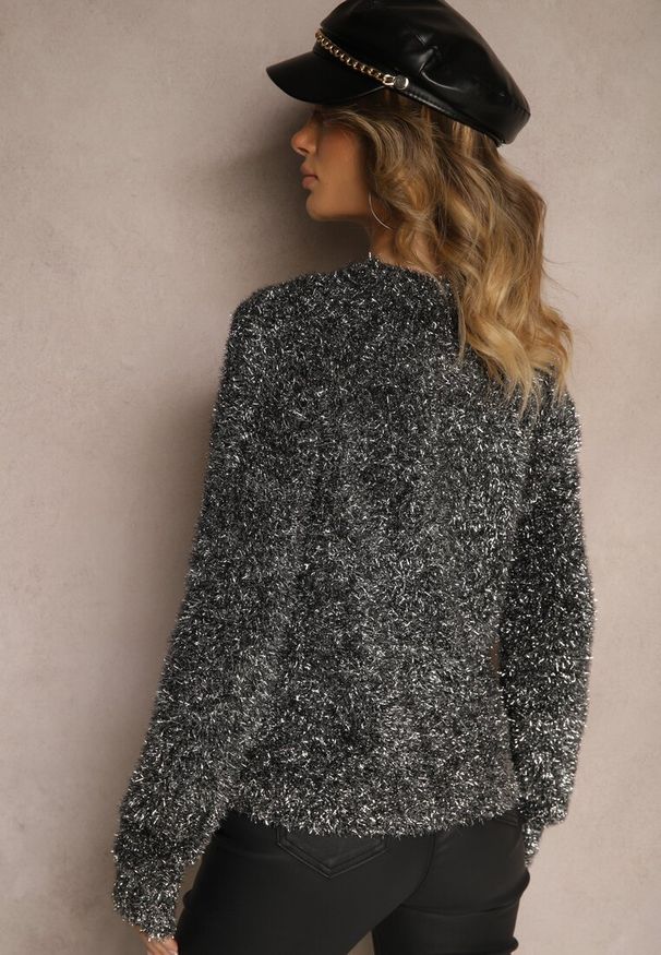 Renee - Srebrny Sweter z Wiskozą i Metaliczną Nitką Sanavirae. Okazja: na spotkanie biznesowe, do pracy, na co dzień. Kolor: srebrny. Materiał: wiskoza. Styl: biznesowy, elegancki, casual